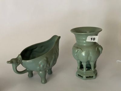deux vases posés l'un à côté de l'autre sur une table