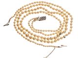 un ensemble composé d'un collier et d'un bracelet en perles et diamants