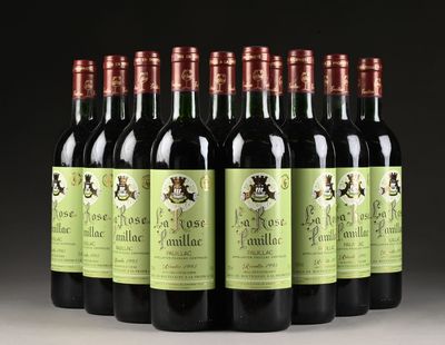 six bouteilles de vin rouge sont alignées