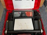 une image représentant une boîte à outils rouge contenant un marteau et d'autres outils
