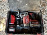 une boîte à outils posée par terre, contenant des outils