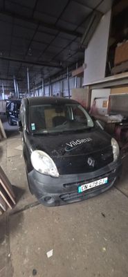 une petite voiture garée dans un garage