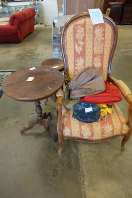 une chaise et une table dans une pièce où il y a beaucoup de meubles