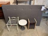 deux chaises et une table au milieu d'une pièce