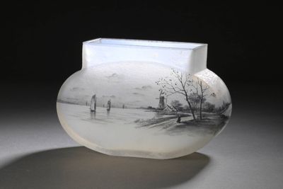un vase en verre orné d'une image représentant des personnes se promenant sur la plage