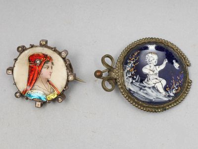 deux broches anciennes représentant une dame et un enfant, en bleu et blanc