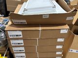 une grande pile de cartons empilés les uns sur les autres sur une palette dans un entrepôt