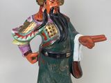 figurine chinoise représentant un homme tenant une assiette de nourriture