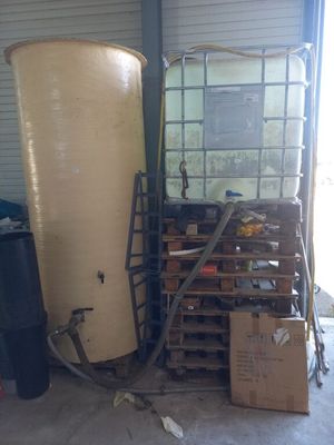 une photo d'un local de stockage comportant un réservoir d'eau et d'autres objets