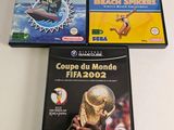 trois jeux vidéo sont posés sur une surface blanche