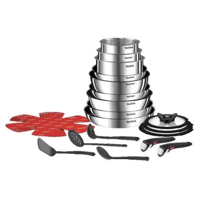 une pile de casseroles et de poêles, avec des spatules et d'autres ustensiles de cuisine