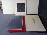 deux livres posés sur une table