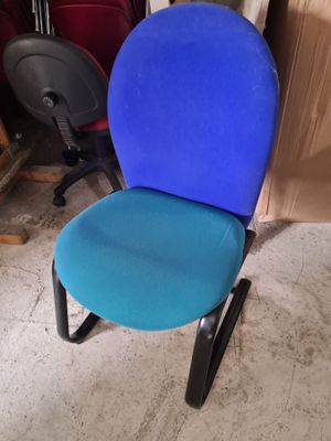 Huit chaises de bureau en tissu bleu et vert.