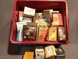 une boîte rouge remplie de différents types de thés