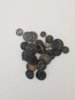 quelques vieilles pièces de monnaie sont éparpillées sur une surface blanche