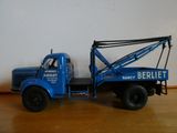un camion jouet bleu équipé d'une grue à l'arrière