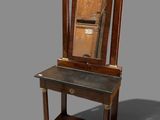 une petite table en bois sur laquelle se trouve un miroir