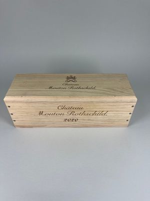 une boîte en bois sur laquelle est collée une étiquette portant l'inscription « Château Rothschild »