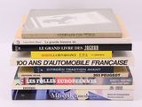 plusieurs livres empilés sur une surface blanche
