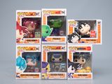 cinq figurines Funko Pop en vinyle différentes, présentées dans une vitrine