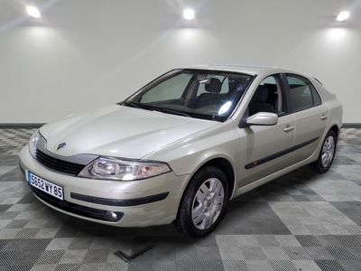 la photo d'une voiture garée dans un garage