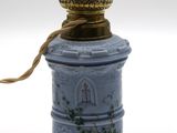 un vase bleu surmonté d'une couronne dorée