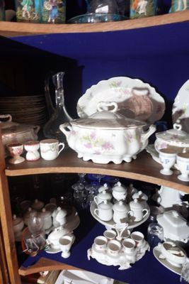 Il y a beaucoup d'assiettes et de tasses sur cette étagère