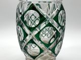 un vase en verre orné d'un motif vert et blanc