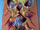 une tapisserie représentant des oiseaux et des fleurs sur fond bleu