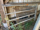 une clôture adossée à un bâtiment