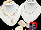 deux colliers, une bague, un écrin à bague et d'autres bijoux exposés
