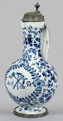 Hanauer Enghalskanne mit Zunftzeichen Fayence. Corps en form…