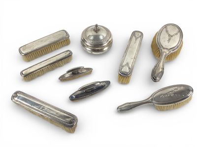 Parties de garnitures de toilette en argent dépareillées. - Photo 1