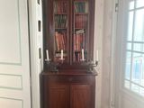 une bibliothèque dans un coin de la pièce, près d'une porte