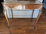 une petite table sur laquelle se trouve un miroir