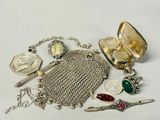 beaucoup d'objets en argent qui se trouvent sur la table