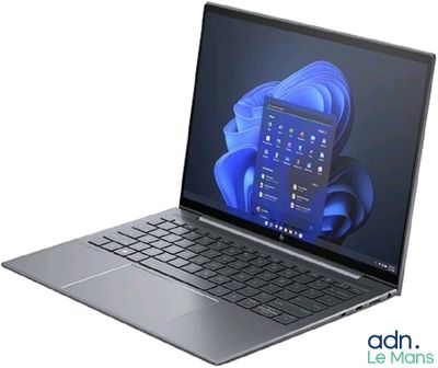 un ordinateur portable avec un clavier et un téléphone portable à l'écran