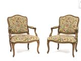 paire de fauteuils de style Louis XV avec revêtement floral