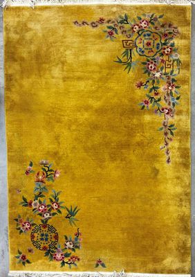 un tapis jaune orné de fleurs et d'oiseaux