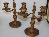 trois bougeoirs en laiton posés sur une table