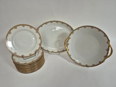 quatre assiettes en porcelaine blanche et dorée, ornées de bordures dorées