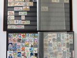 plusieurs types de timbres exposés dans une vitrine