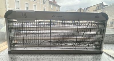 une photo d'un grand piège à insectes posé sur un comptoir