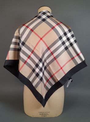 une écharpe à carreaux beiges et noirs sur un mannequin, un mannequin, un mannequin, un mannequin, un mannequin, un mannequin, un mannequin, un mannequin, un mannequin, un mannequin, un mannequin, un mannequin, un mannequin, un mannequin, un mannequin, un mannequin, un mannequin, un mannequin, un mannequin, un mannequin, un mannequin, un mannequin, un mannequin, un mannequin, un mannequin, un mannequin, un mannequin, un mannequin, un mannequin, un mannequin, un mannequin, un mannequin,