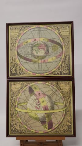 Lot de deux estampes colorées d’anciennes cartes célestes avec si...