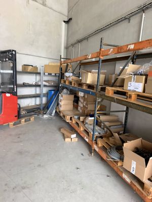 de nombreux cartons sur les étagères de l'entrepôt