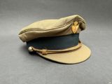 une image représentant un chapeau militaire muni d'un bord en cuir