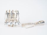 un objet argenté posé à côté d'une brosse à dents