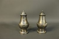 Paire de salière et poivrière en métal argenté. (photo 3)