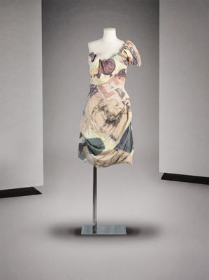 une photo d'une robe posée sur un mannequin dans une pièce